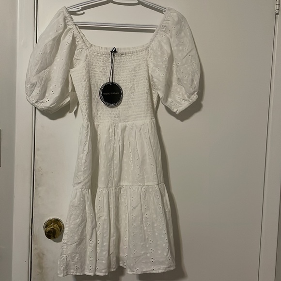 White lace eyelets puff sleeve dress in S - Picture 2 of 2